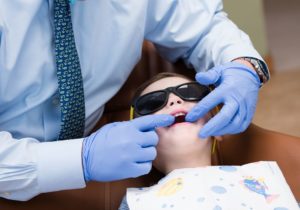 Teeth checkup of child age 3-5